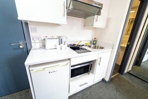 Fridge, microwave, oven, stovetop - Beautiful 1-Bed Studio in Birmingham (Birmingham)