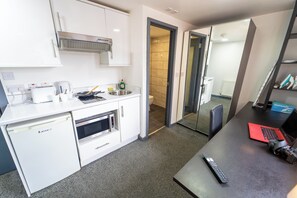 Fridge, microwave, oven, stovetop - Beautiful 1-Bed Studio in Birmingham (Birmingham)