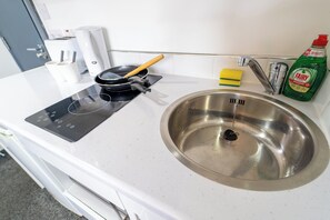 Kylskåp, mikrovågsugn, ugn och spishäll