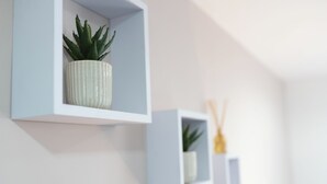 Drie wandplanken met potplanten.