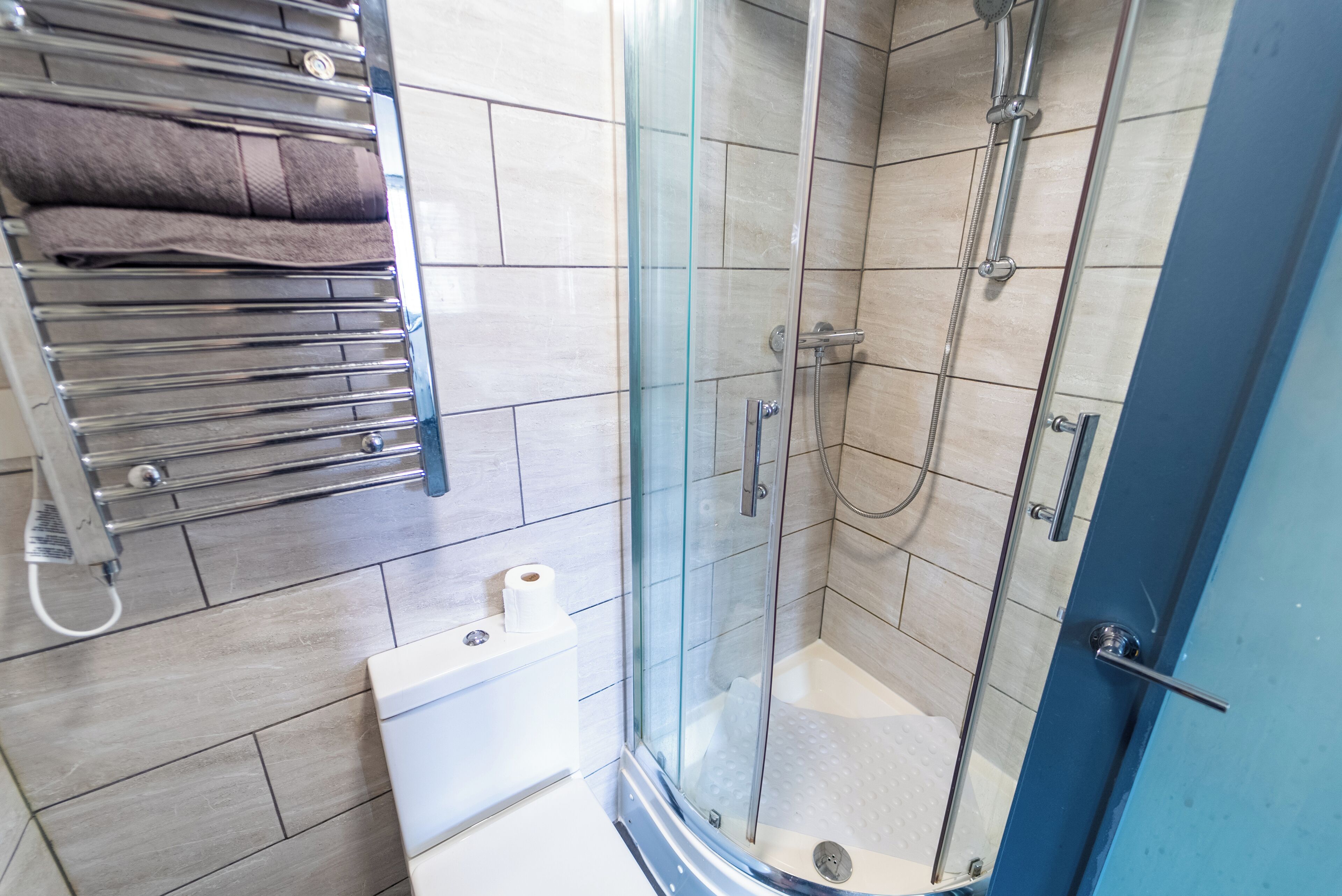 Shower, hair dryer, towels