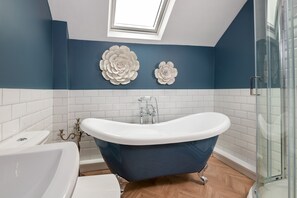 Douche, sèche-cheveux, serviettes fournies