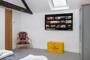 Interior - Cottage - Sleeps 3, hot tub & pet friendly (Brampton)