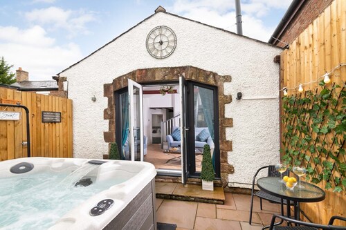 Cottage - Sleeps 3, hot tub & pet friendly