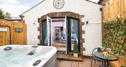 Cottage - Sleeps 3, hot tub & pet friendly