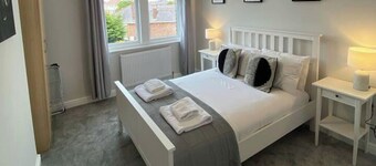 Storey Flat - Sleeps 4 - Pet friendly - Parking