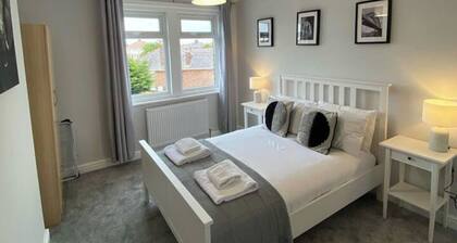 Storey Flat - Sleeps 4 - Pet friendly - Parking