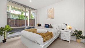 2 bedrooms, free WiFi, bed sheets - Rose - The Fringe Escape (Bowden)