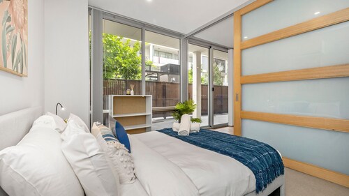 Rose - The Fringe Escape