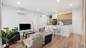 Smart TV - Rose - The Fringe Escape (Bowden)