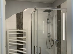Shower, hair dryer, towels - Apartment 'Fuchsenstein 44' with Balcony and Wi-Fi (Oberkreuzberg)