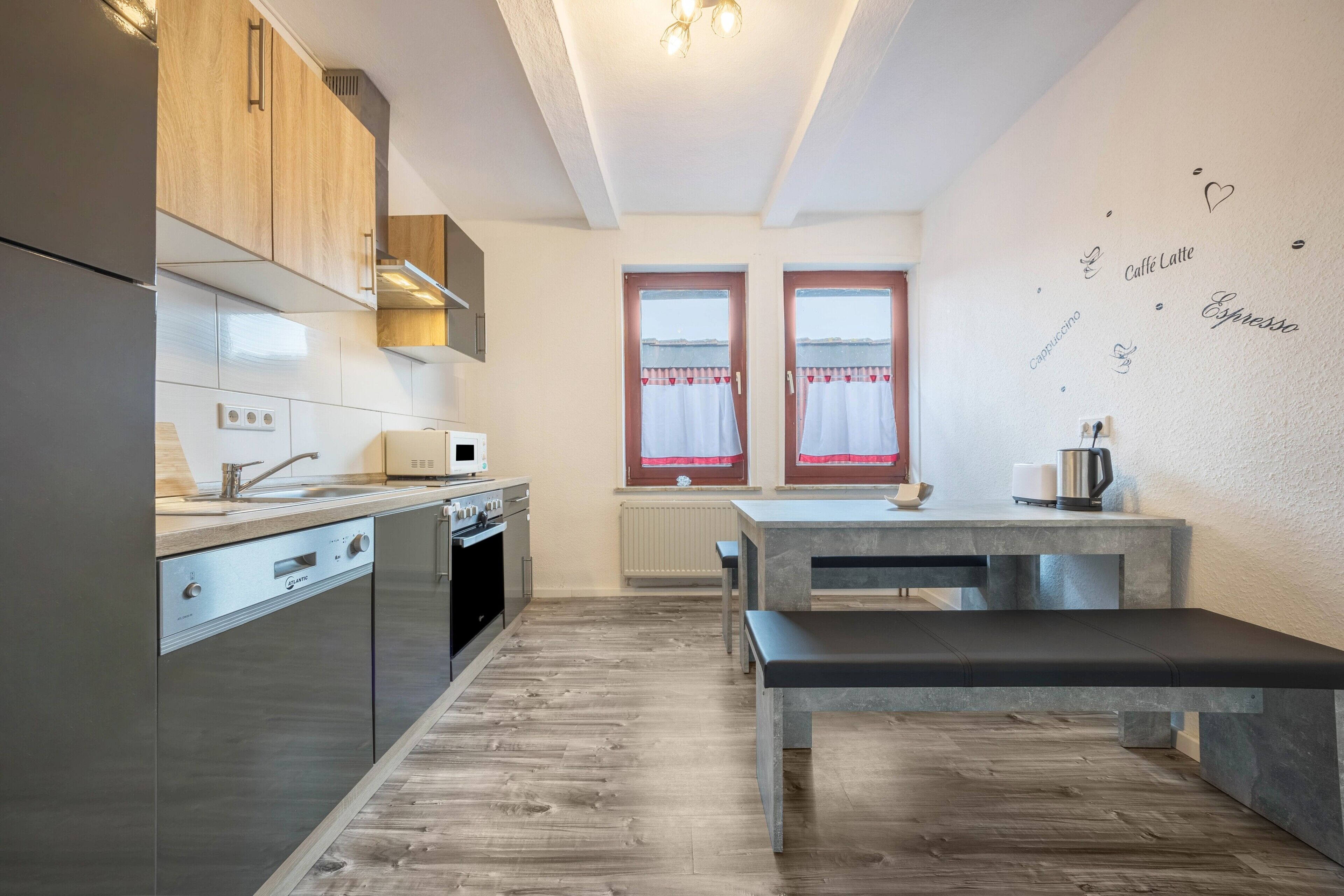 Kylskåp, mikrovågsugn, ugn och spishäll