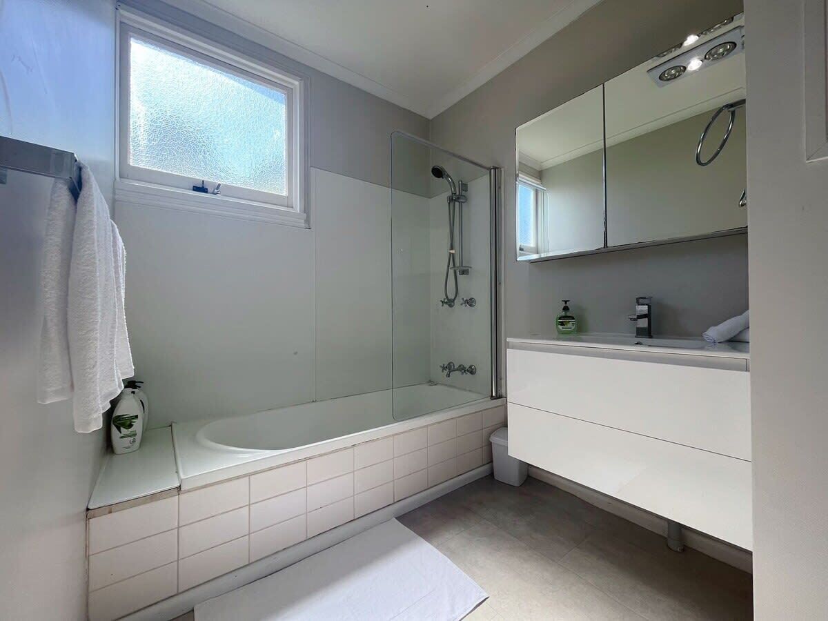 Douche, sèche-cheveux, serviettes fournies, shampoing