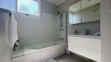 Douche, sĂšche-cheveux, serviettes fournies, shampoing