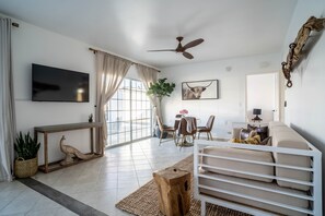 Living area - Starlit Nights Getaway w/ Soaking Tub (Desert Hot Springs)