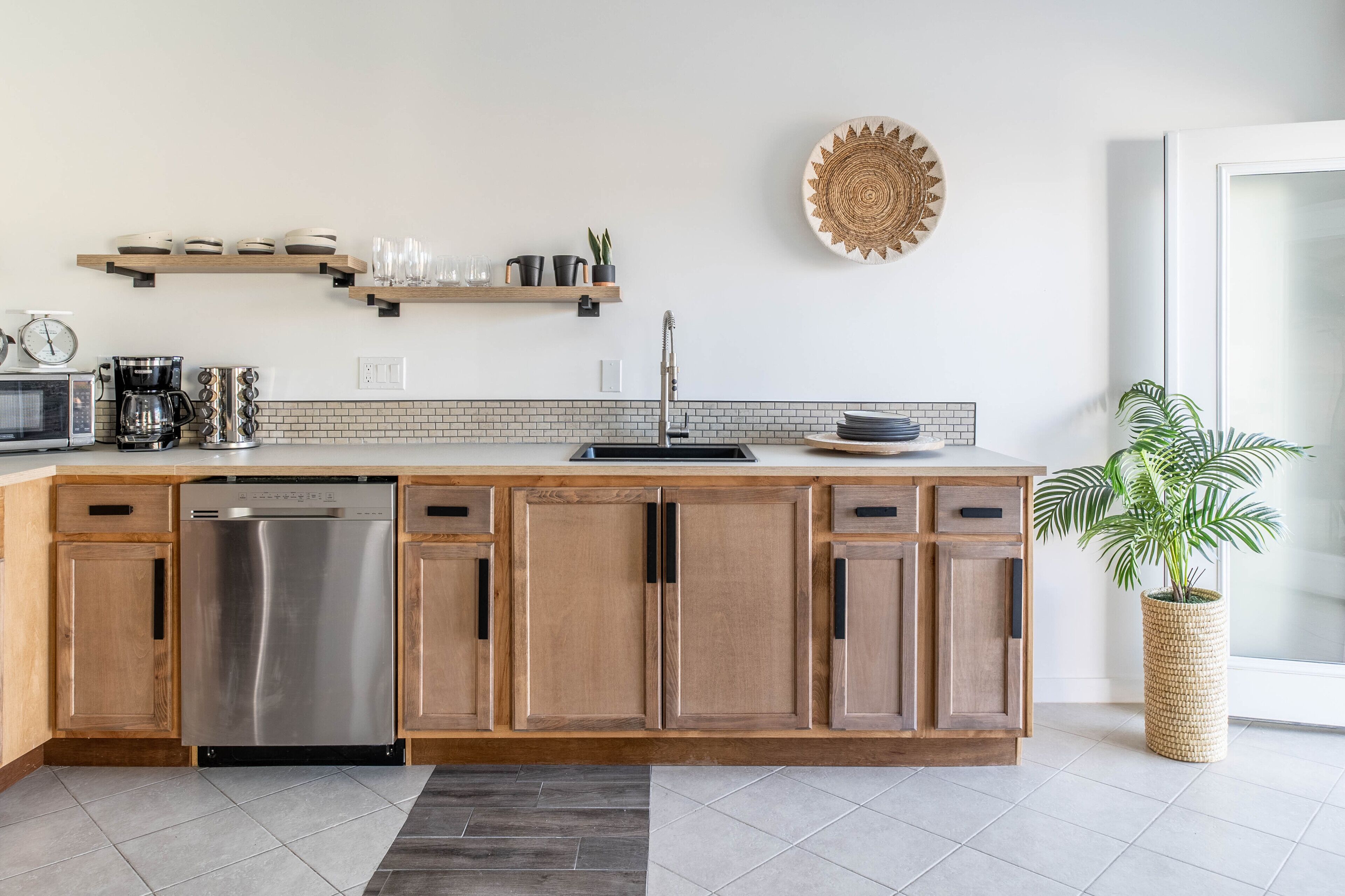 Kjøleskap, mikrobølgeovn, kokeplater og oppvaskmaskin