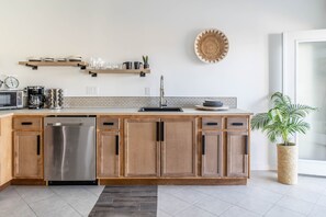 Kjøleskap, mikrobølgeovn, kokeplater og oppvaskmaskin