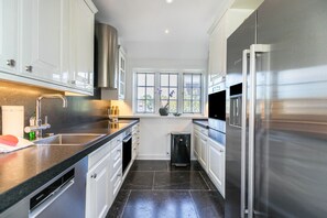 Frigorifero, forno, piano cottura, lavastoviglie