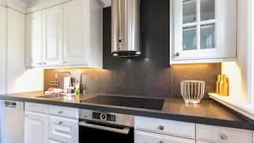 Frigorifero, forno, piano cottura, lavastoviglie