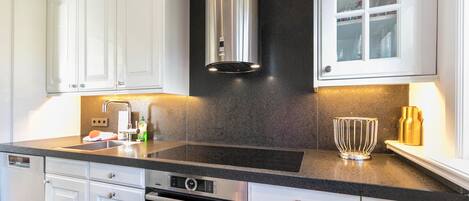 Køleskab, ovn, kogeplade, opvaskemaskine