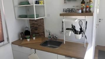 Køleskab, ovn, kogeplade, kaffe-/temaskine