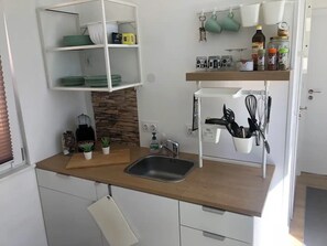 Fridge, oven, stovetop, coffee/tea maker