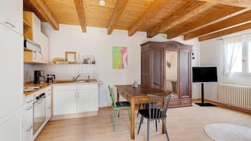 Kühlschrank, Ofen, Herdplatte, Wasserkocher mit Kaffee-/Teezubehör