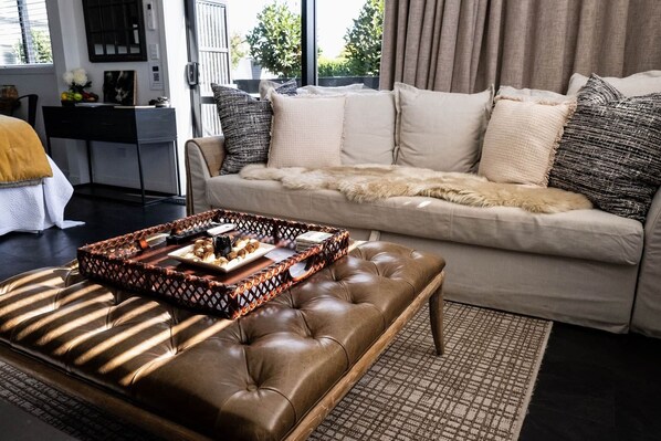 TV connectée, livres, chaîne hi-fi