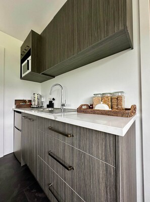 Réfrigérateur, micro-ondes, four, plaque de cuisson