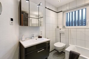 Banyera, assecador de cabells i tovalloles 