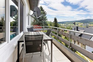 Outdoor dining - Apartment 'Sonnenblick' with Mountain View, Balcony and Wi-Fi (Lenzkirch)
