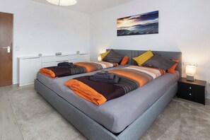 2 bedrooms, iron/ironing board, free WiFi, bed sheets - Apartment 'Sonnenblick' with Mountain View, Balcony and Wi-Fi (Lenzkirch)