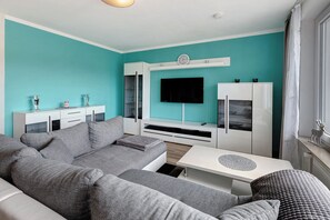 TV, fireplace - Apartment 'Sonnenblick' with Mountain View, Balcony and Wi-Fi (Lenzkirch)