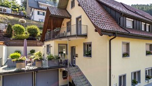 A multi-story building with a balcony, a staircase, and multiple windows. - Apartment "Am Kapellenberg" with Mountain View, Shared Terrace & Wi-Fi (Bad Peterstal-Griesbach)