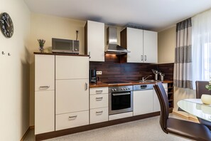 Fridge, microwave, oven, stovetop - Apartment "Am Kapellenberg" with Mountain View, Shared Terrace & Wi-Fi (Bad Peterstal-Griesbach)
