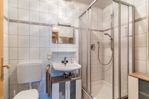 Dusche, Haartrockner, Handtücher