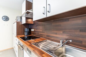 Fridge, microwave, oven, stovetop - Apartment "Am Kapellenberg" with Mountain View, Shared Terrace & Wi-Fi (Bad Peterstal-Griesbach)