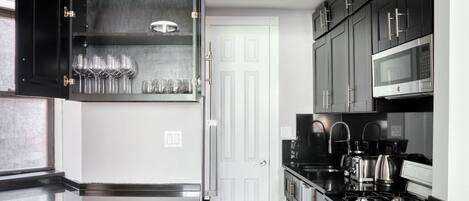 Kylskåp, mikrovågsugn, ugn och spishäll