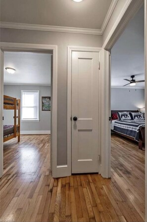 Interior - Elk Spur Outpost – Wine, Hike, Walk to Fun! (Elkin)