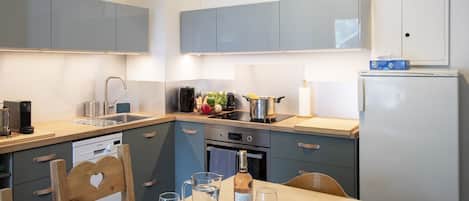 Een koelkast, een microgolfoven, een oven, een kookplaat