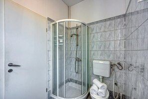 Ensemble douche/baignoire, sèche-cheveux, serviettes fournies