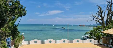 Une piscine avec vue sur la mer et les bateaux.