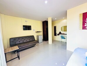 Deluxe-Doppelzimmer, Poolblick | Individuell dekoriert, Schreibtisch, Verdunkelungsvorhänge