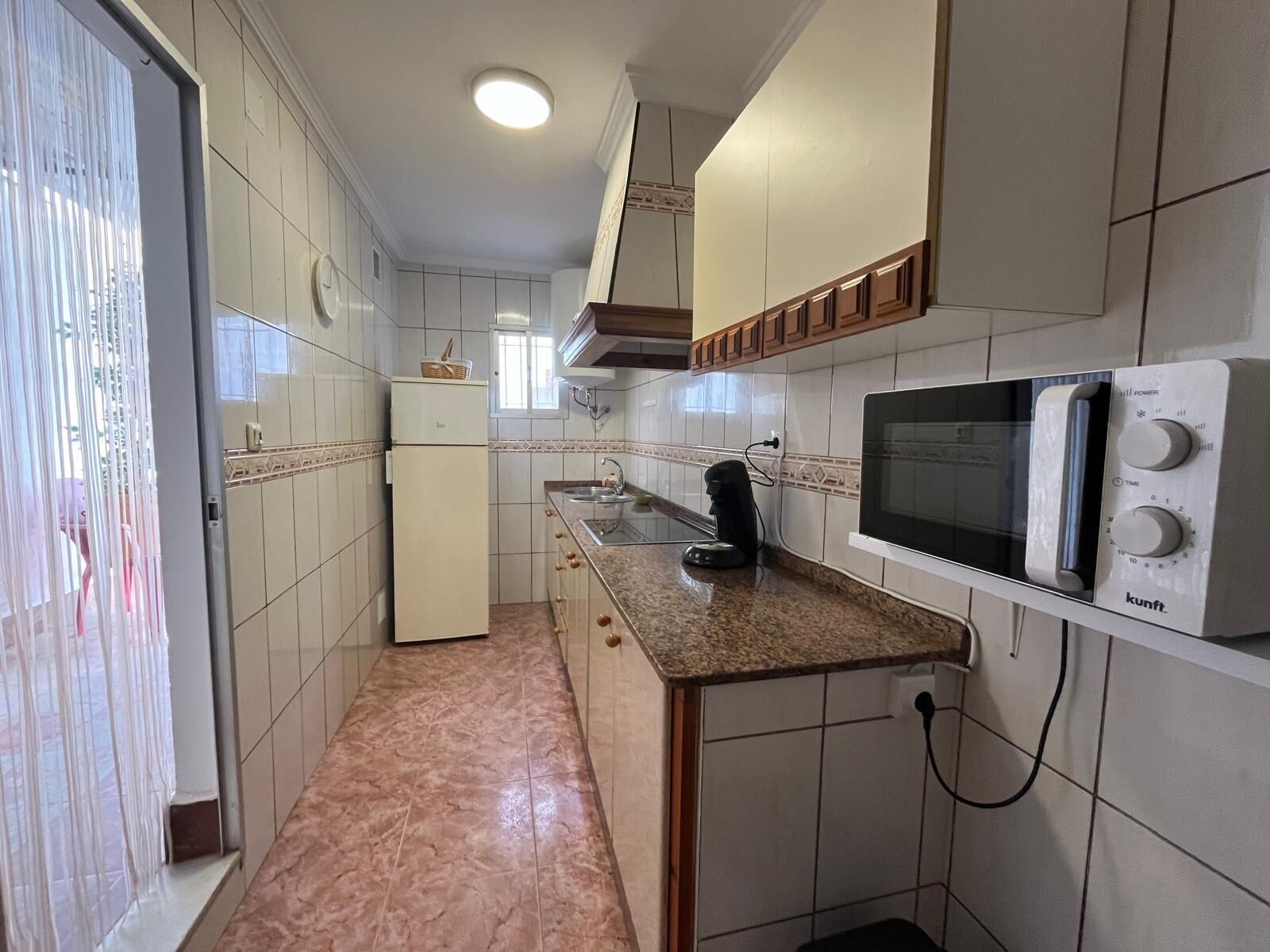 Refrigerador, microondas, cafetera y tetera y utensilios de cocina 
