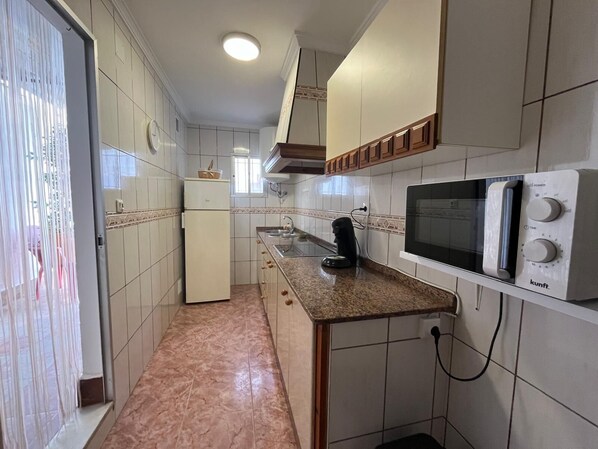Fridge, microwave, coffee/tea maker, cookware/dishes/utensils - Moli House in Barbate (Barbate)