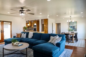 Smart TV, fireplace, computer monitors - Holiday Modern Pet-Friendly Farmhouse, Pool,
Games, Sleeps 8, 3/2 w/Basement (Parlier)