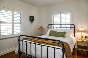 3 slaapkamers, een bureau, een strijkplank/strijkijzer, reisbedje