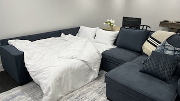 3 bedrooms, desk, iron/ironing board, travel crib