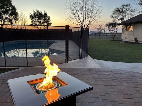 Modern Pet-Friendly Farmhouse, Pool,
Games, Sleeps 8, 3 Bed and 2 Bath, Basement