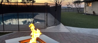 Modern Pet-Friendly Farmhouse, Pool,
Games, Sleeps 8, 3 Bed and 2 Bath, Basement